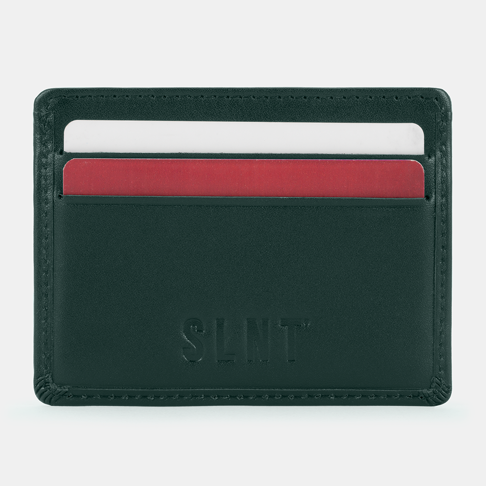 Card wallet that blocks RFID